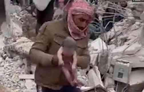 ČUDO NAD ČUDIMA! ŽENA SE PORODILA ZAKOPANA U RUŠEVINAMA: Snimljen NEVEROVATAN prizor u Siriji! (VIDEO)
